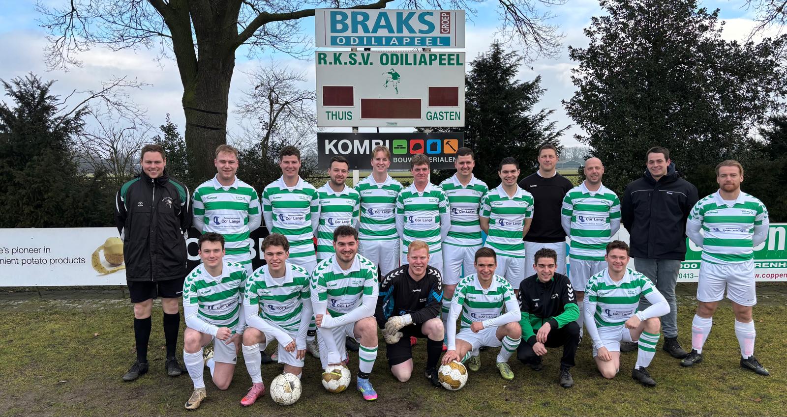 Cor Lange sponsort nieuwe teamshirts 4e elftal