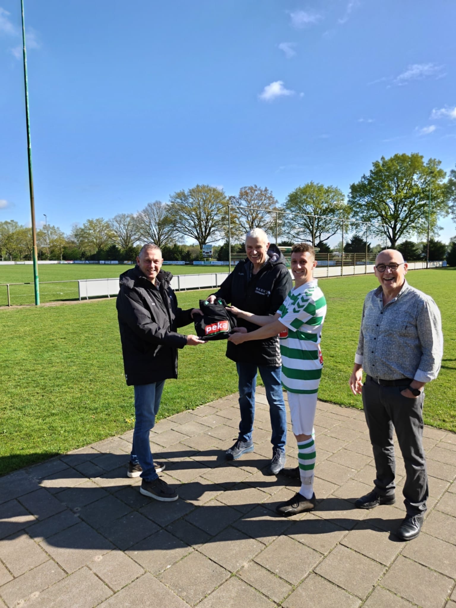 Nieuwe trainingspakken van trouwe sponsor Peka Kroef BV